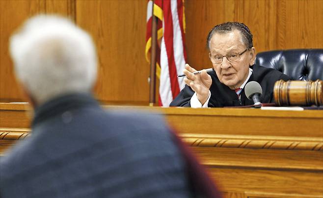 2017년 10월 30일 법정에서 피고인에게 질문을 던지고 있는 프랭크 카프리오 판사. 그는 “가끔은 처벌보다 (피고인의) 어깨에 가만히 손을 얹어주는 것이 훨씬 더 큰 영향을 미칠 수 있다”고 했다. /게티이미지코리아