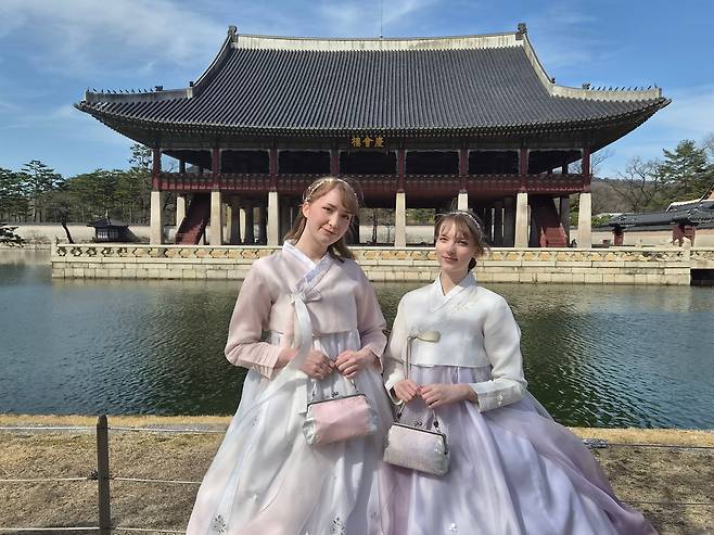 19일 BTS 성지 중 한 곳인 경복궁 경회루를 찾은 핀란드 아미(BTS 팬) 네나 만데레(28)씨와 벤라 모이시오(28)씨./지혜진 기자