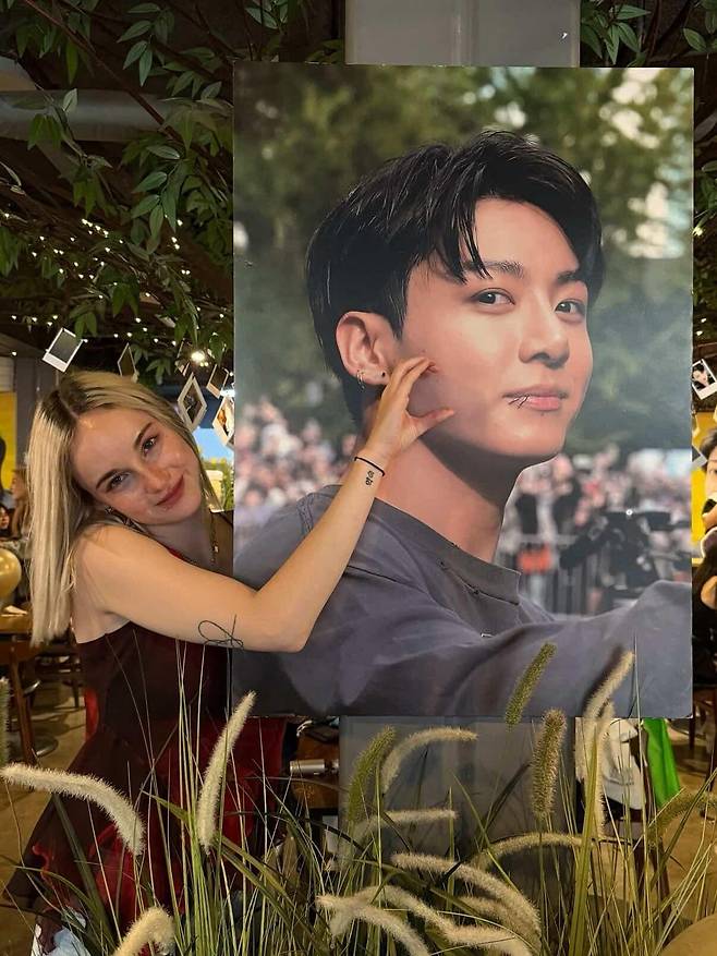 14년차 아미(BTS 팬)인 벨기에인 유나씨가 BTS 멤버 정국 사진 옆에서 포즈를 취하고 있다. /독자 제공