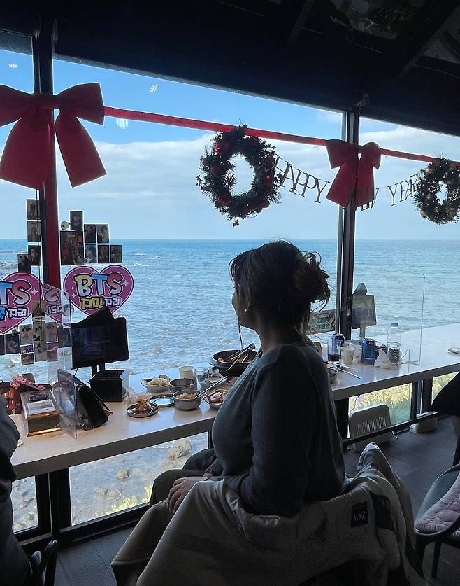 수리남 출신 아미 앰버리엔 피어칸씨가 제주도 여행 중 방탄소년단(BTS) 멤버들이 방문해 화제가 된 한 식당을 찾아 창밖을 바라보고 있다. 실제 멤버들이 식사했던 좌석에 앉았다. /독자 제공