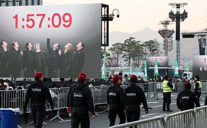 방탄소년단(BTS) 컴백 공연 당일인 21일 서울 종로구 광화문광장에서 경찰특공대가 경계근무를 서고 있다. /뉴시스