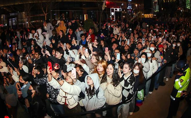 아미(BTS 팬덤)와 시민들이 21일 서울 광화문광장 일대에서 방탄소년단(BTS) 컴백 기념 공연인 'BTS 컴백 라이브: 아리랑' 공연을 관람하고 있다./뉴스1