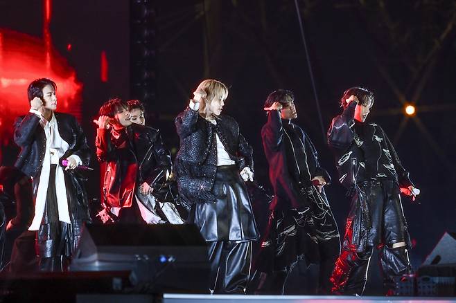 '방탄소년단(BTS) 컴백 라이브 : ARIRANG' 공연이 열리는 21일 서울 종로구 광화문 광장에 마련된 무대에서 BTS가 무대를 선보이고 있다. /뉴스1