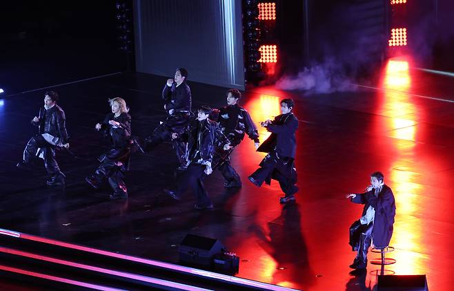 방탄소년단(BTS)이 21일 오후 서울 광화문 광장에서 정규 5집 '아리랑(ARIRANG)' 앨범 발매를 기념해 컴백 무대에 오른 가운데 공연 리허설 도중 발목 부상을 입은 멤버 RM이 의자에 앉아 공연을 선보이고 있다./뉴스1