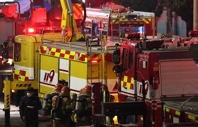 20일 오후 1시17분쯤 대전 대덕구 문평동 자동차 부품공장에서 발생한 대형 화재로 14명 실종, 소방대원들이 인명 수색중 발견된 시신을 옮기고 있다. /뉴스1