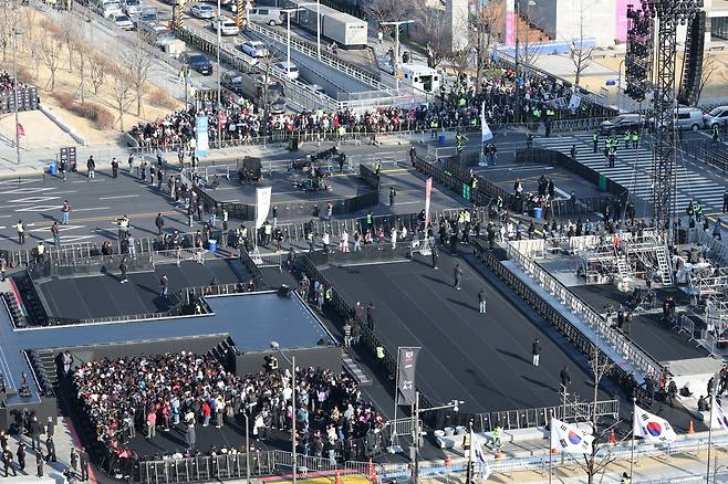 그룹 방탄소년단(BTS)이 정규 5집 '아리랑'(ARIRANG) 발매를 기념해 무료 공연 'BTS 컴백 라이브: 아리랑'(BTS THE COMEBACK LIVE｜ARIRANG)을 여는 21일 서울 광화문광장 공연장에서 관객들이 입장하고 있다. /연합뉴스