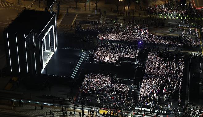 그룹 방탄소년단(BTS)이 21일 서울 광화문 광장에서 정규 5집 '아리랑'(ARIRANG) 발매를 기념해 무료 공연 'BTS 컴백 라이브: 아리랑'(BTS THE COMEBACK LIVE|ARIRANG)을 열고 있다. /연합뉴스