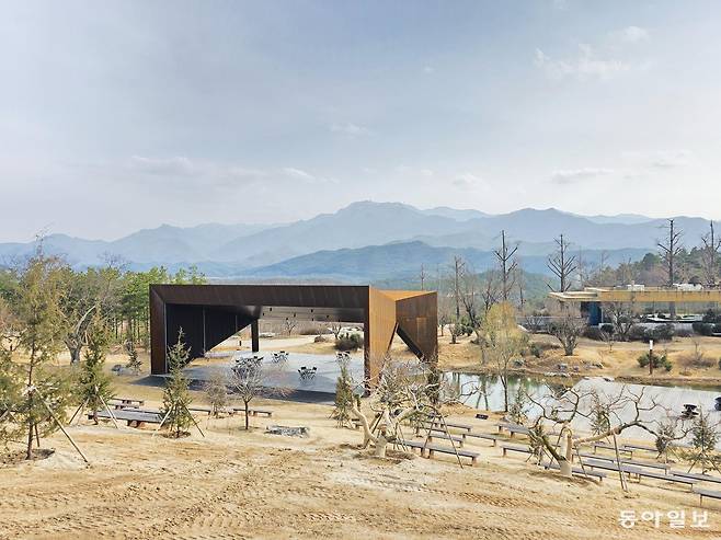 사유원 야외음악당 너머 팔공산 스카이라인.