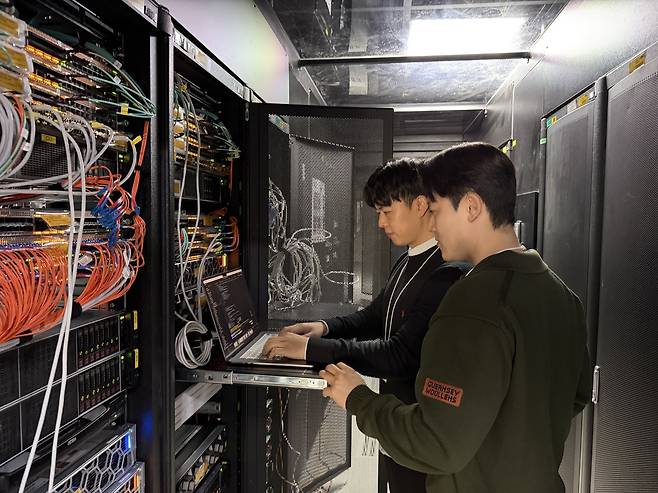 KT 직원들이 자율운용 플랫폼 ‘에이아이오넷(AIONet)’을 점검하고 있다. KT 제공