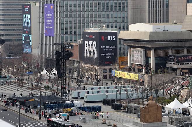 BTS(방탄소년단)의 광화문 공연을 앞둔 20일 서울 광화문광장에서 공연 준비작업이 이뤄지고 있다. 뉴시스