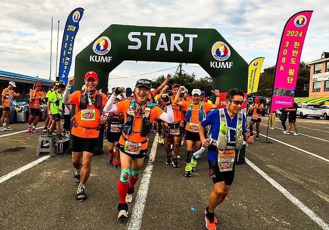 김휘율 교수(앞 가운데)가 2024년 열린 한반도 횡단 308 km에 참가해 힘차게 출발하고 있다. 김휘율 교수 제공