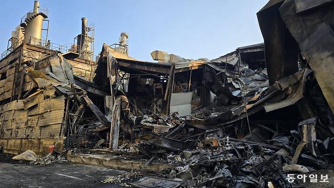 21일 대전 대덕구 자동차 부품 제조 공장 화재 현장에서 실종자 14명이 숨진 채 발견됐다. 이번 화재 사상자는 총 74명으로 집계됐다. 사진은 불에 무너진 공장 모습. 김태영 기자 live@donga.com