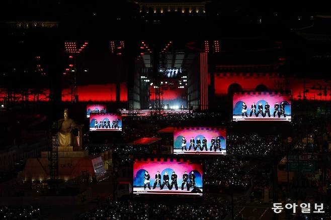 21일 오후 서울 광화문 광장 일대에서 방탄소년단(BTS)의 컴백 공연 ‘BTS 컴백 라이브: ARIRANG(아리랑)’이 펼쳐지고 있다. 이한결 기자 always@donga.com