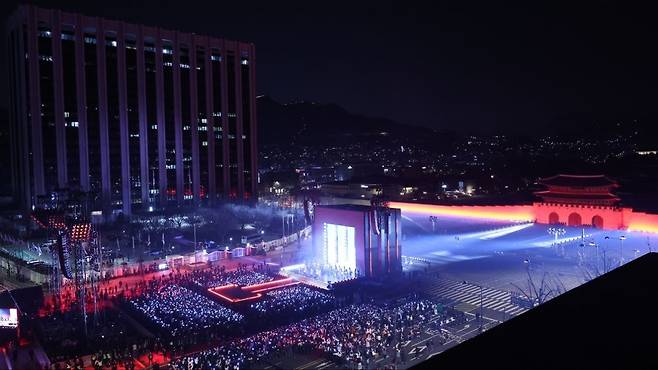 방탄소년단(BTS)이 21일 서울 광화문광장에서 컴백 기념 공연인 ‘BTS 컴백 라이브: 아리랑’을 펼치고 있다. 사진공동취재단