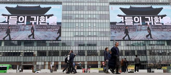 방탄소년단(BTS)의 서울 광화문광장 컴백 공연을 엿새 앞둔 15일 오후 서울 종로구 KT 광화문빌딩 외벽에 BTS 컴백 공연 관련 광고가 나타나고 있다. 2026.03.15. /사진=뉴시스