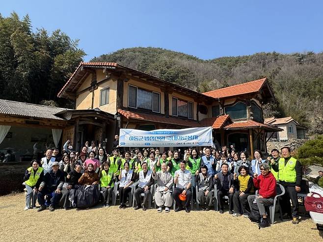 왕진을 떠난 부산 온병원·그린닥터스 의료봉사단이 21일 오전 경남 하동군 옥종면 위태리 법성선원 앞마당에서 기념촬영을 하고 있다. 온병원·그린닥터스 의료봉사단 제공