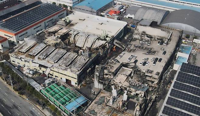 21일 대형 화재로 인명피해가 발생한 대전 대덕구 자동차 부품 제조 공장이 처참한 모습을 보이고 있다. 뉴스1