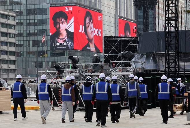 방탄소년단(BTS) 컴백 공연을 하루 앞둔 20일 서울 종로구 광화문광장에서 공연 준비가 진행되고 있다. 뉴시스