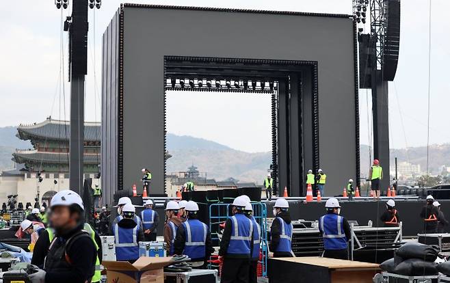 방탄소년단(BTS) 컴백 공연을 하루 앞둔 20일 서울 종로구 광화문광장에서 공연 준비가 진행되고 있다. 뉴시스