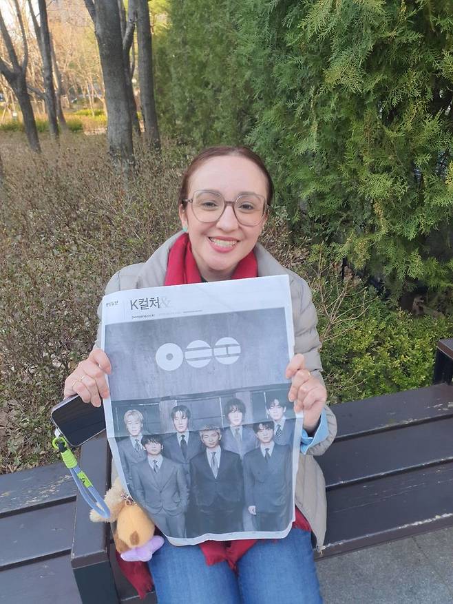 21일 서울 종로구 광화문 인근에서 BTS 팬 줄리아씨(35)가 BTS 사진을 들어보이고 있다. 사진=최승한 기자