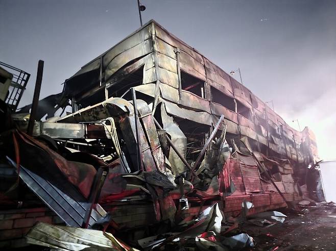 지난 20일 오후 발생한 화재로 대전 대덕구 문평동 안전공업 공장 동관 건물이 무너져 내려앉아 있다. 최예린 기자