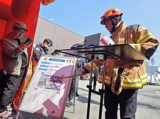 남득우 대덕소방서장이 21일 오후 대전 안전공업 화재 언론브리핑에서 사망자 발견 지점을 설명하고 있다. 최예린 기자