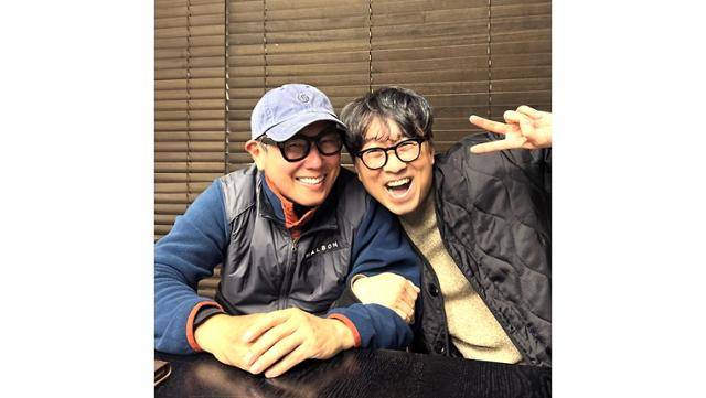 가수 윤종신은 장항준 감독의 오랜 절친으로 영화 '라이터를 켜라'의 음악을 담당했다. 윤종신 SNS