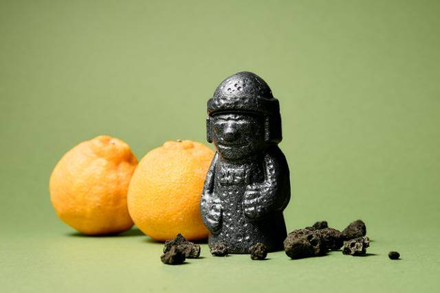 러쉬 제주점에서만 판매하는 챠콜 돌 하르방 페이셜 솝. 러쉬코리아 제공