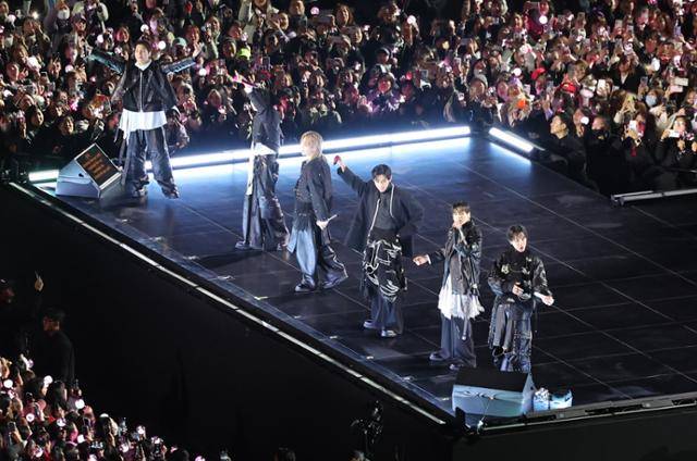 방탄소년단(BTS)이 21일 서울 광화문광장 무대에서 컴백 공연 'BTS 컴백 라이브: 아리랑'을 진행하고 있다.뉴스1