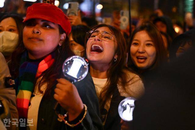 21일 서울 종로구 광화문 광장에서 시민과 외국인 관광객 등이 방탄소년단(BTS) 컴백 라이브 무대를 보며 환호하고 있다. 강예진 기자