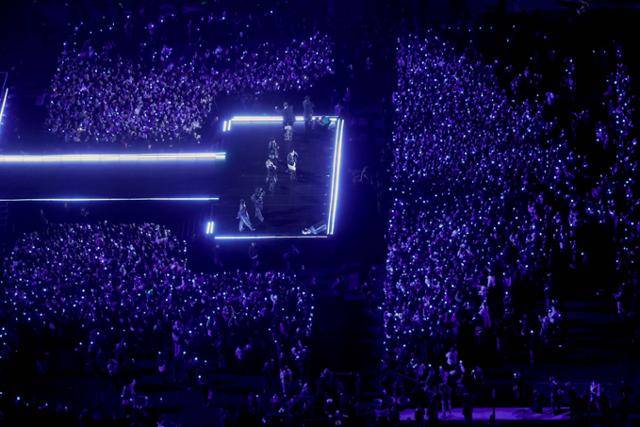 방탄소년단(BTS, RM, 진, 슈가, 제이홉, 지민, 뷔, 정국)이 21일 서울 종로구 광화문광장에서 열린 BTS 컴백 라이브: 아리랑에서 화려한 무대를 선보이고 있다. 뉴스1