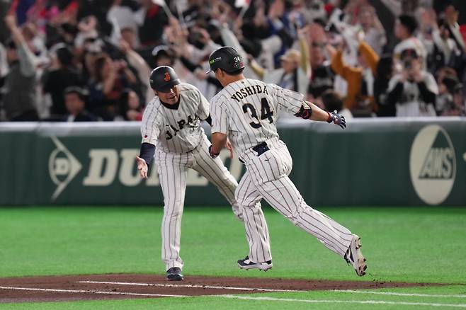 <yonhap photo-5236=""> Japan's Masataka Yoshida, right, celebrates his solo hime run with a teammate during the third inning of a World Baseball Classic game between Japan and South Korea on Saturday, March 7, 2026 in Tokyo, Japan. (AP Photo/Eugene Hoshiko)/2026-03-07 20:41:24/ <저작권자 ⓒ 1980~2026 ㈜연합뉴스. 무단 전재 재배포 금지, AI 학습 및 활용 금지></yonhap>