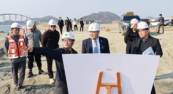 김관영 도지사가 개항을 앞두고 있는 새만금항 신항 현장을 찾아 공정 등을 점검하고 있다. [사진=전북자치도 ]