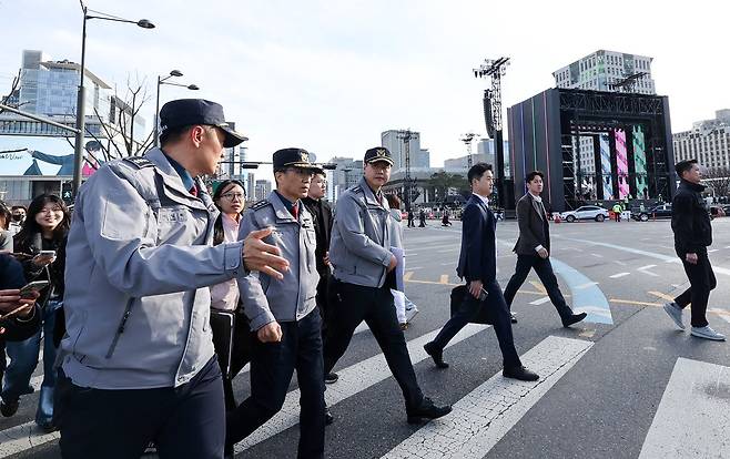 유재성 경찰청장 직무대행이 19일 오후 오는 21일 방탄소년단(BTS) 컴백 공연이 열리는 서울 종로구 광화문광장 일대를 현장점검하고 있다. [뉴스1]