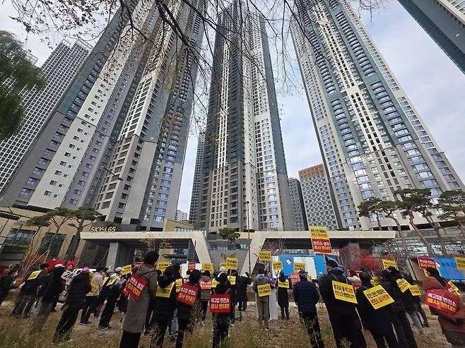 서울 동대문구 청량리동 ‘롯데캐슬 스카이-L65’ 아파트 입주민이 GTX-C노선 변전소 부지 이전을 요구하는 집회를 열고 있다. 사진 아파트입주민대표회