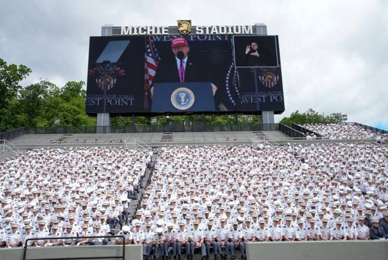 지난해 5월 24일(현지시간) 미국 뉴욕주 웨스트포인트에 위치한 웨스트포인트 사관학교 졸업식에서 생도들이 도널드 트럼프 미국 대통령의 연설을 경청하고 있다. 로이터=연합뉴스