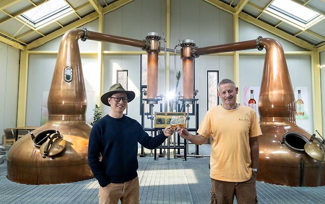 기원 위스키 도정한 대표(왼쪽)와 마스터 디스틸러 앤드류 샌드. 장진영 기자