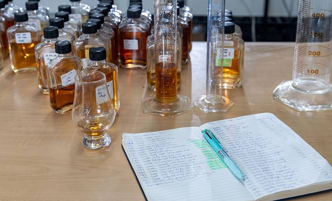 블랜딩 작업을 각각의 위스키 원액과 마스터 디스틸러 앤드류 샌드의 작업 노트. 장진영 기자