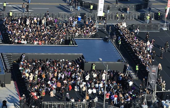 방탄소년단(BTS) 컴백 공연일인 21일 오후 서울 종로구 광화문광장 무대 관객석으로 팬들이 입장을 하고 있다. 뉴스1