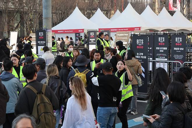 방탄소년단(BTS) 컴백 공연일인 21일 서울 광화문광장에서 시민들과 아미(BTS 팬덤)들이 공연장으로 입장하고 있다. 뉴스1