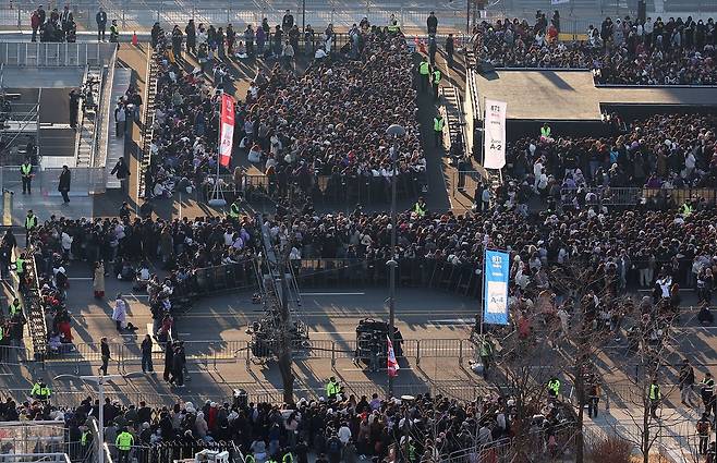 21일 서울 광화문 광장에서 '아미'(BTS 팬덤)들이 공연 시작을 기다리고 있다. 연합뉴스