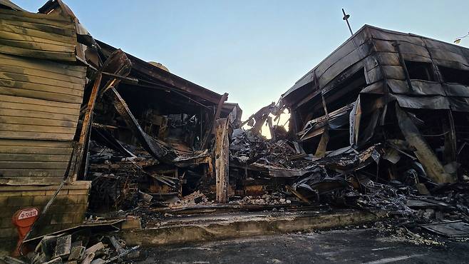 지난 20일 대전 자동차 부품 공장에서 발생한 화재로 14명의 숨진 가운데 무너져 내린 공장이 처참한 모습을 하고 있다. 신진호 기자