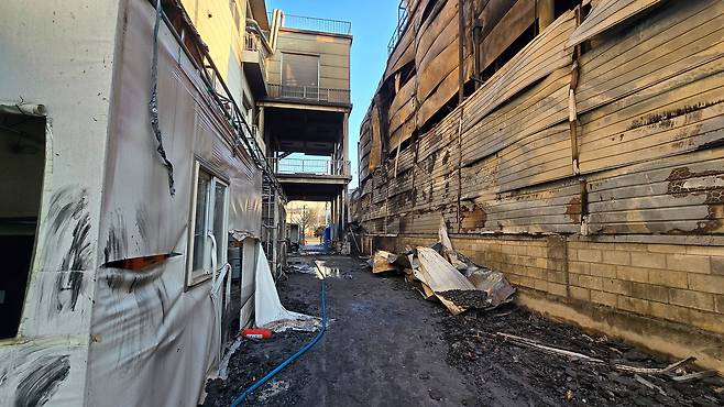 지난 20일 대전 자동차 부품 공장에서 발생한 화재로 14명의 숨진 가운데 무너져 내린 공장이 처참한 모습을 하고 있다. 신진호 기자