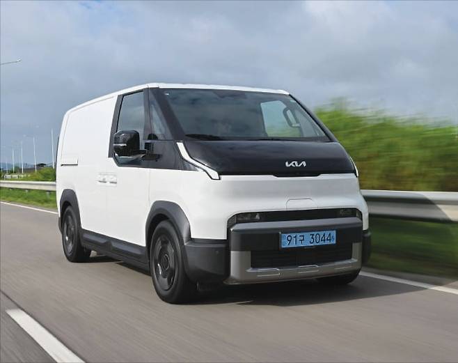 기아의 첫 전동화 전용 목적기반차(PBV) ‘PV5’가 도로를 주행하고 있다.   기아 제공