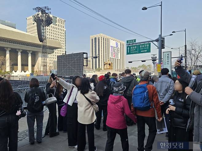 오전 9시 50분경 서울 종로구에 설치된 BTS 광화문 공연장 인근으로 글로벌 아미들이 모여들고 있다. /사진=박수빈 기자