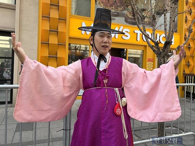 BTS 공연에 한복을 입고 온 팬 / 사진=이수 기자