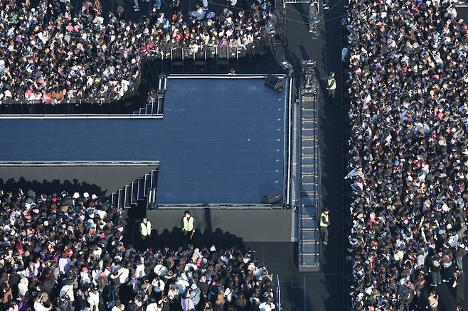 그룹 방탄소년단(BTS)이 정규 5집 '아리랑'(ARIRANG) 발매를 기념해 무료 공연 'BTS 컴백 라이브: 아리랑'(BTS THE COMEBACK LIVE|ARIRANG)을 여는 21일 서울 광화문광장 공연장에서 관객들이 입장하고 있다. 사진=연합뉴스