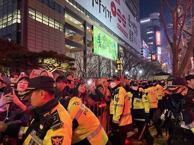 광화문 교보빌딩 쪽 티켓 미소지자 관람 구역에서 팬들이 공연을 보고 있다./최영총 기자