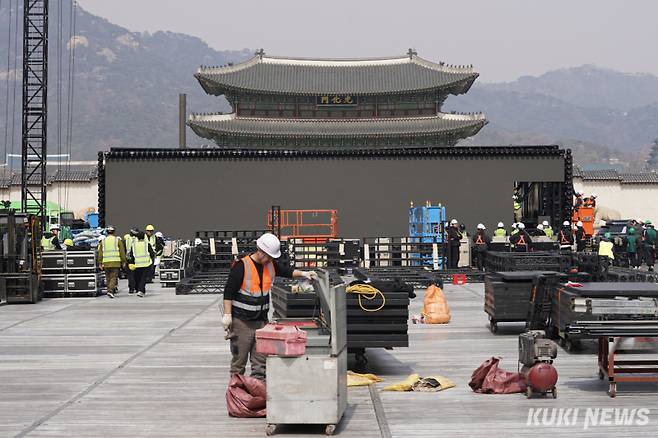지난 16일 서울 종로구 광화문광장에서 방탄소년단(BTS)의 컴백 공연 무대가 설치되고 있다. 남동균 기자