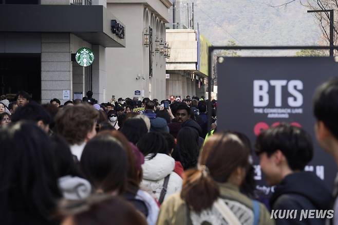 그룹 방탄소년단(BTS)의 컴백 공연이 열리는 21일 서울 종로구 광화문광장 일대에 팬들과 시민들이 붐비고 있다.